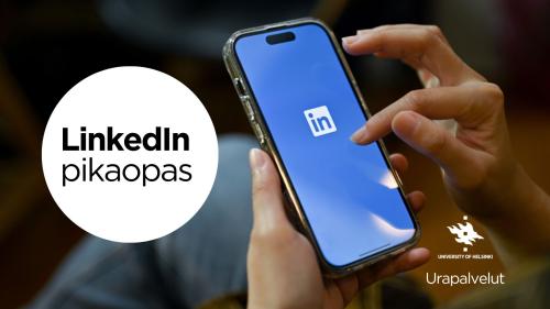 Kuvituskuva, jossa teksti LinkedIn-pikaopas ja LinkedInia puhelimellaan käyttävän henkilön kädet.