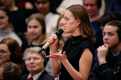 Maisteriopiskelija Ilona Sorri puhuu mikrofoniin.