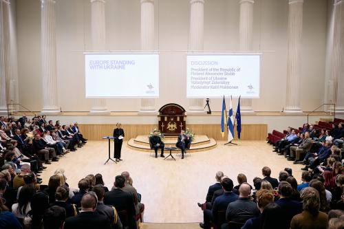 Presidentit Stubb ja Zelenskyi yliopiston juhlasalissa.