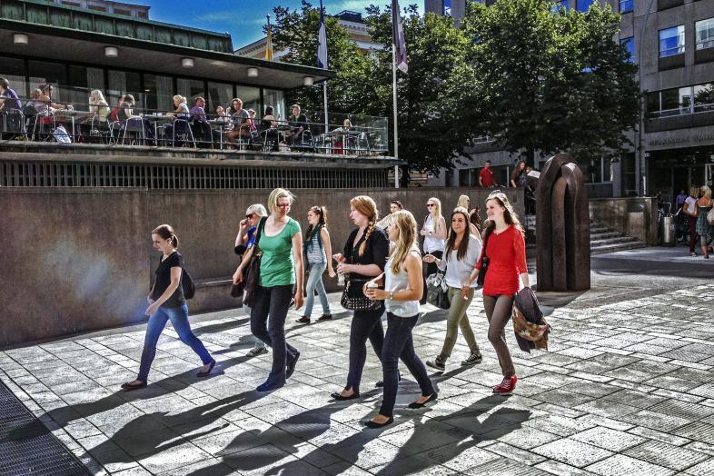 Opiskelijoita Porthanian edustalla.