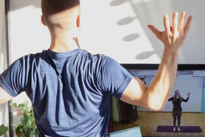 Hartiajumppaa tietokoneen ääressä.