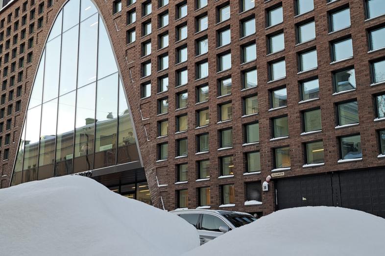 Lumikinoksia Kaisa-talon edustalla.