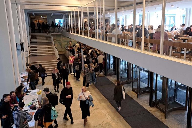 Opiskelijoita Porthanian aulassa.