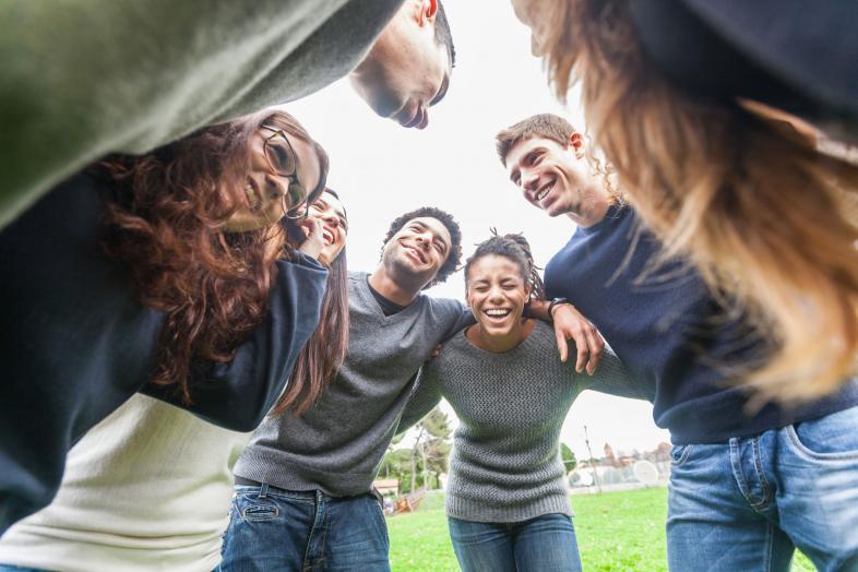 Iloisia ihmisiä, kuvituskuva