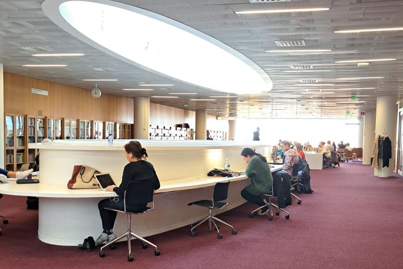 Opiskelijoita työskentelemässä Kaisa-talossa.