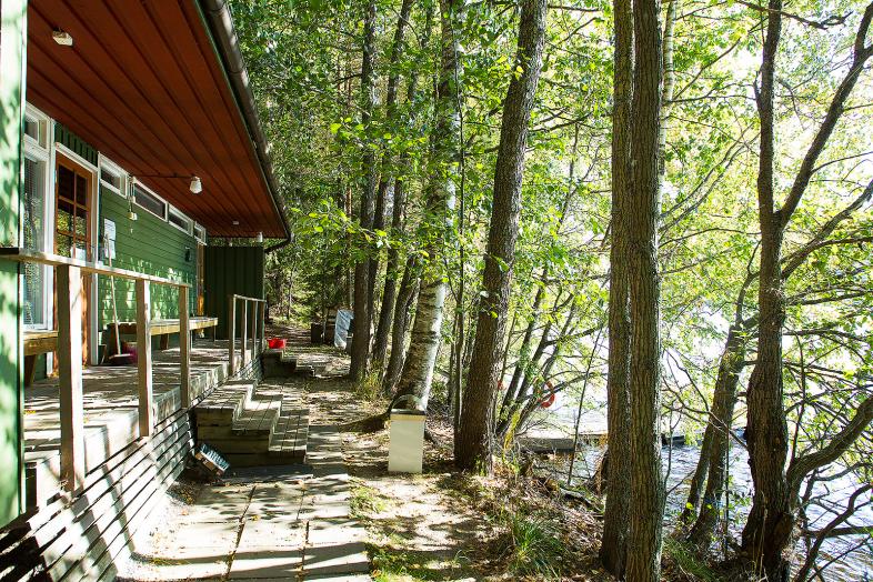 Lammin biologinen asema aurinkoisena kevätpäivänä.