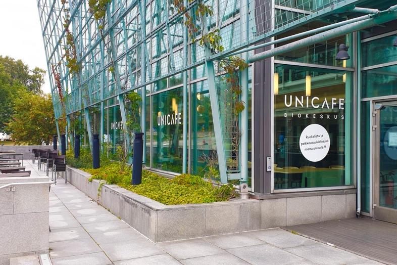 UniCafen kyltti Viikin Biokeskuksen ikkunassa.