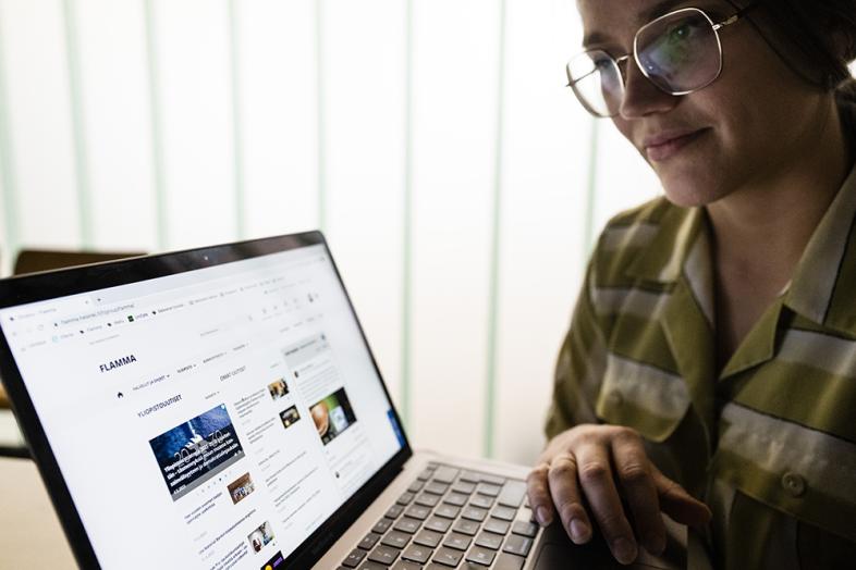 Yliopistolainen katsoo Flammaa kannettavalla tietokoneella.