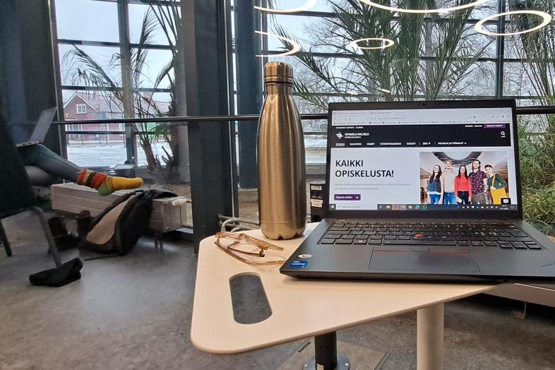 Opiskelu-palvelu auki läppärillä Viikin kampuskirjastossa.
