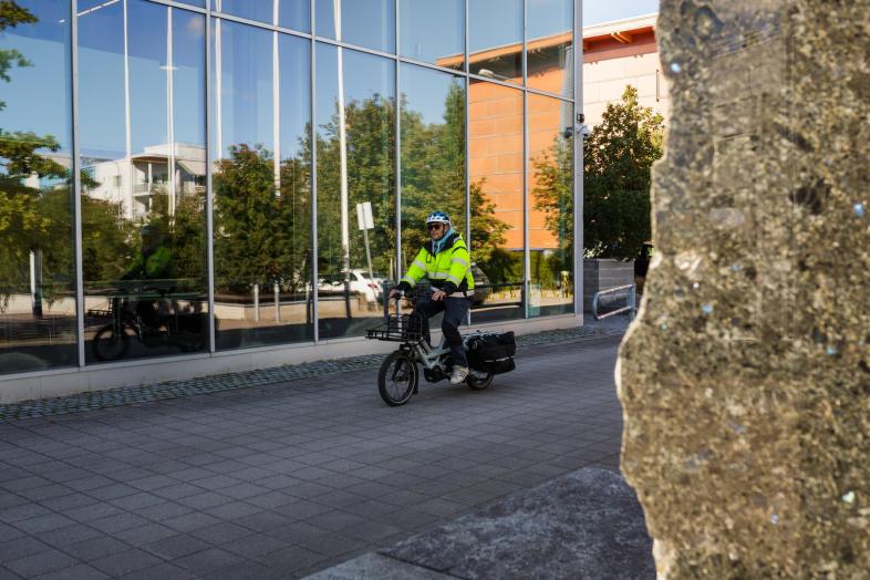 Työmatkapyörailijä kumpulan kampuksella.