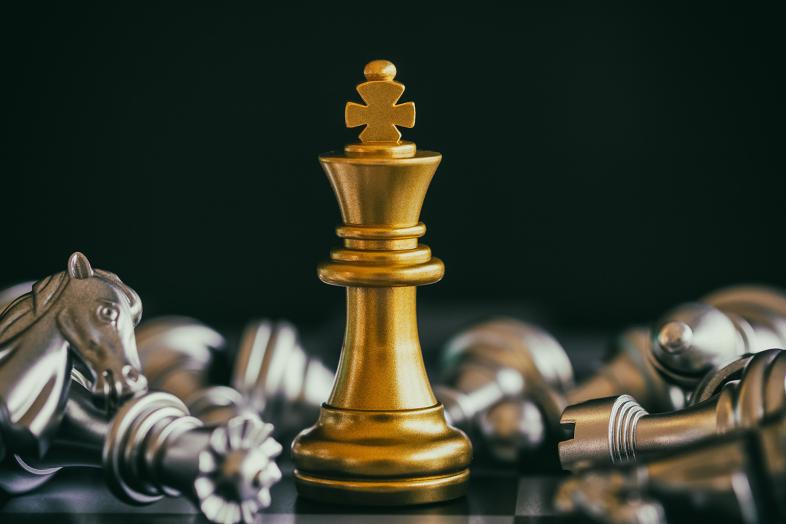 Kultainen shakkinappula.