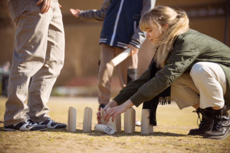 Mentoripari pelaamassa mölkkyä. 