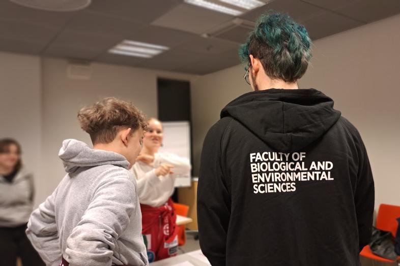 Opiskelijat keskustelevat työpajassa.