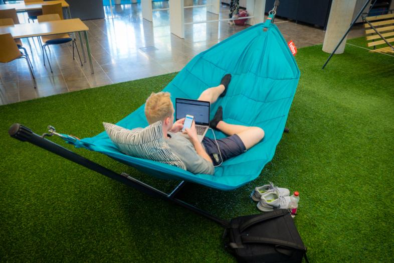 Opiskelija riippumatossa Meilahden kampuskirjastossa