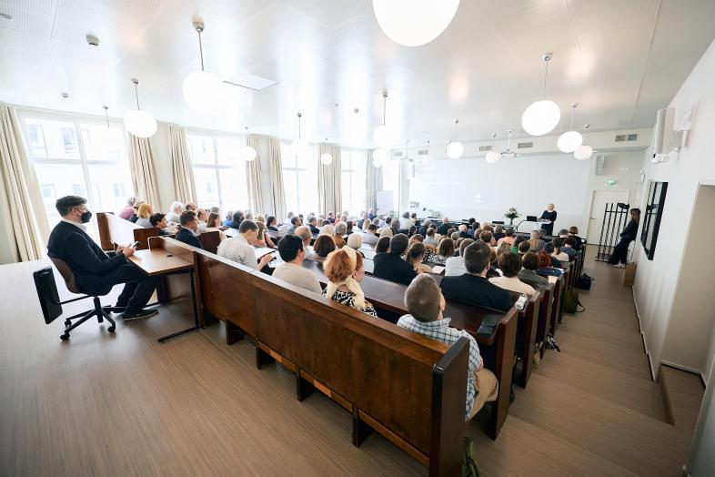 Yleisöä luentosalissa.