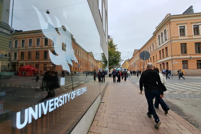 Tiedekulman ikkuna ja kävelijöitä Fabianinkadulla.