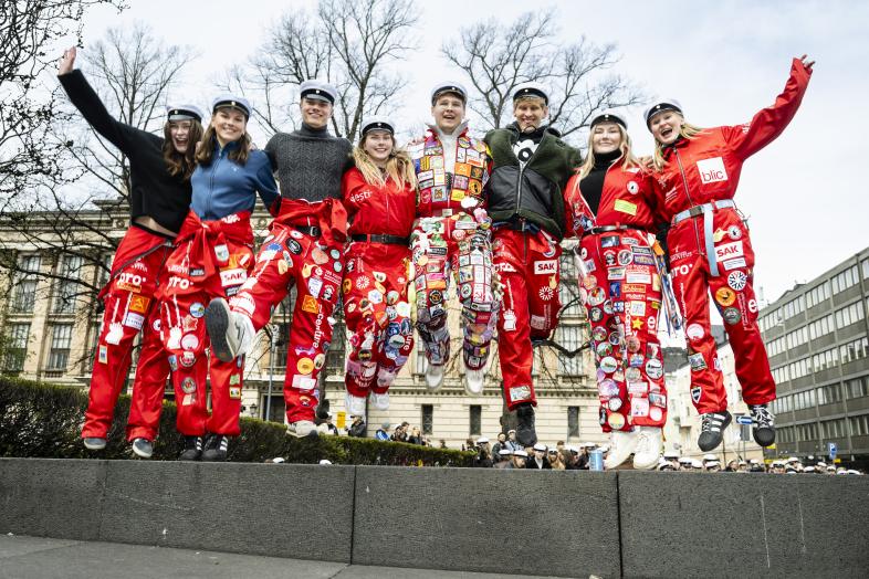 Haalareihin ja ylioppilaslakkeihin pukeutuneita opiskelijoita vapunvietossa.