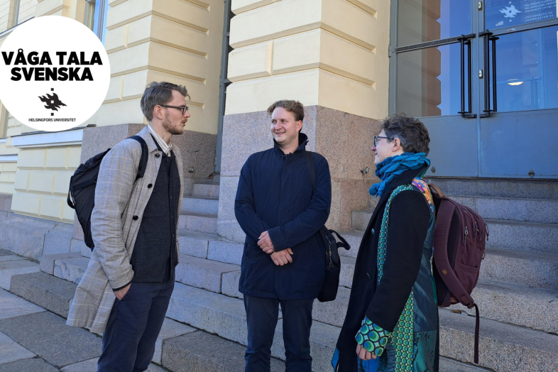 Kolme henkilöä keskustelee.