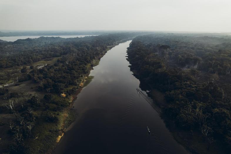 Joki virtaa halki sademetsän.