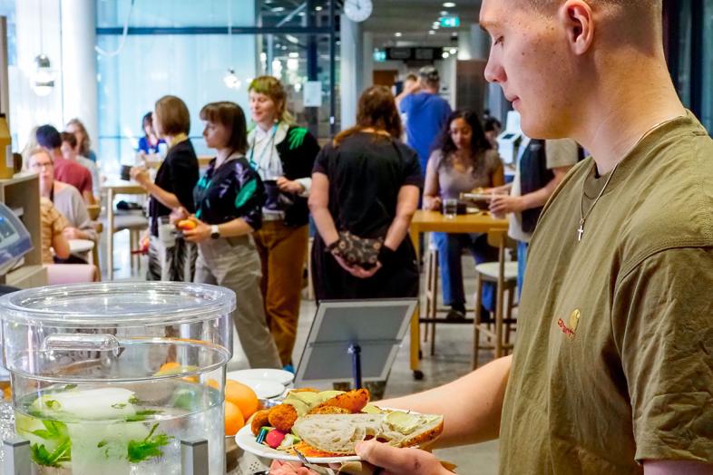 Ruokailijoita UniCafe-ravintolassa.