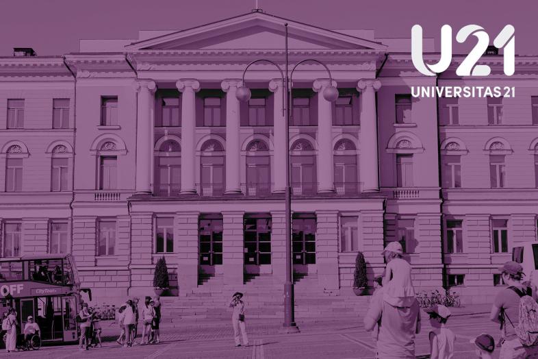 Taustalla yliopiston päärakennuksen julkisivu, etualalla teksti "U21 Universitas 21".
