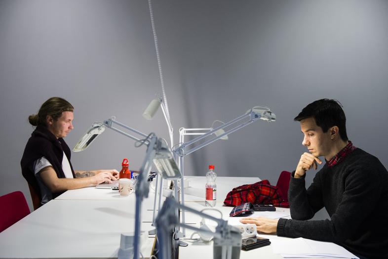 Kuva opiskelijoista yliopiston tiloissa. Kuva: Veikko Somerpuro