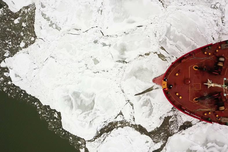 Laiva jäätiköllä.