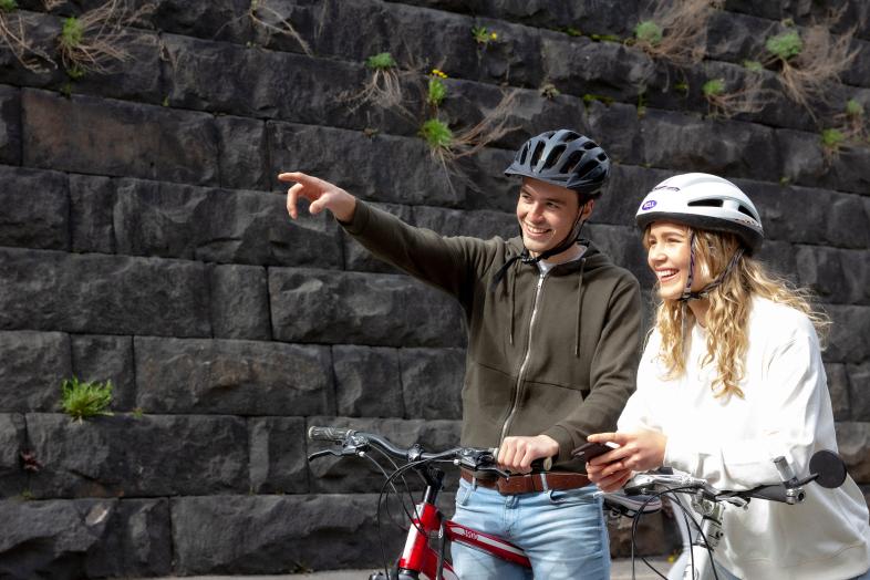 Kaksi pyöräilijää.