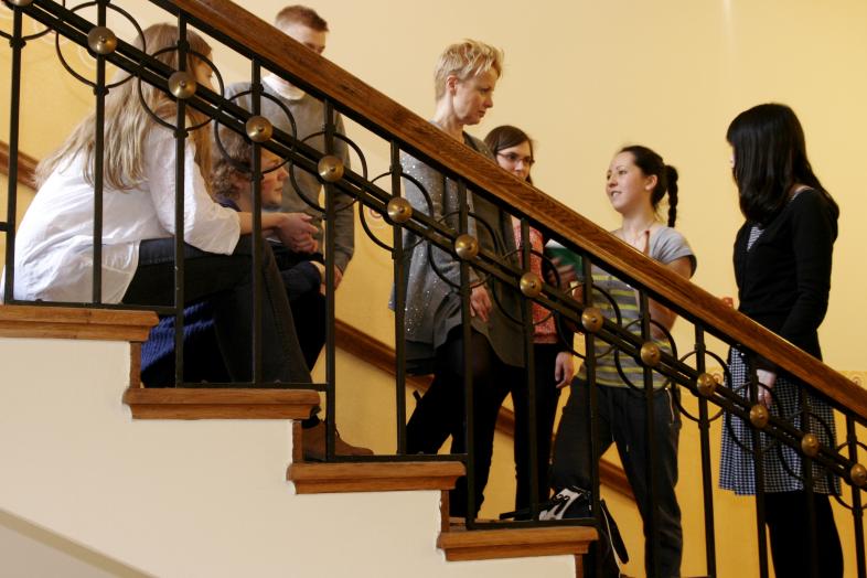 Opiskelijoita Kielikeskuksen portaissa