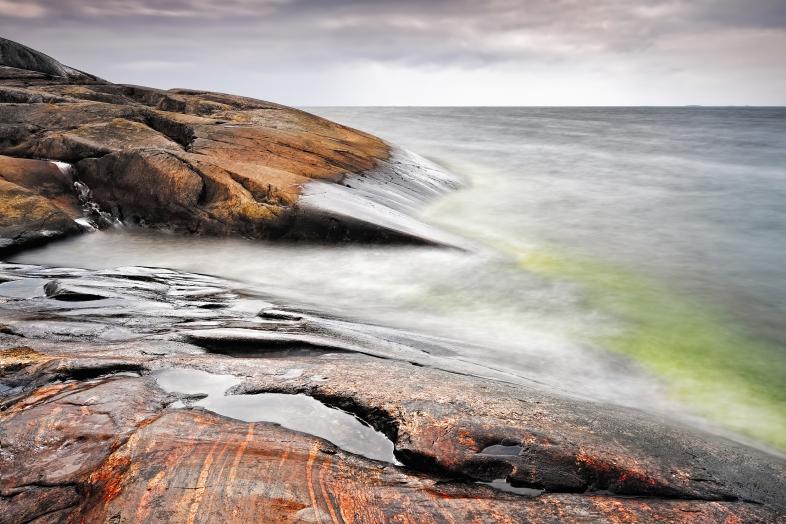 Kallio merenrannalla Porkkalassa.
