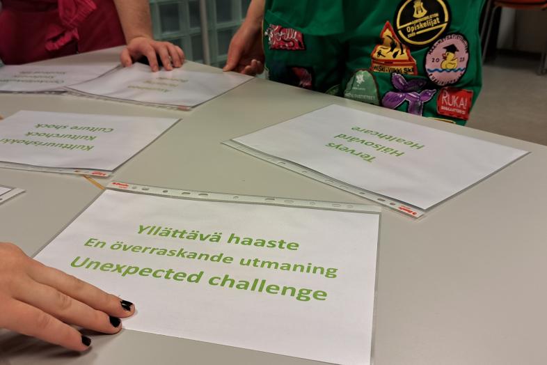 Opiskelijoita työskentelemässä ryhmässä