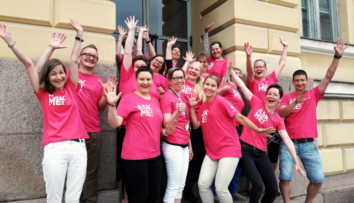 Henkilöstöä Ask me-kampanjan paidoissa