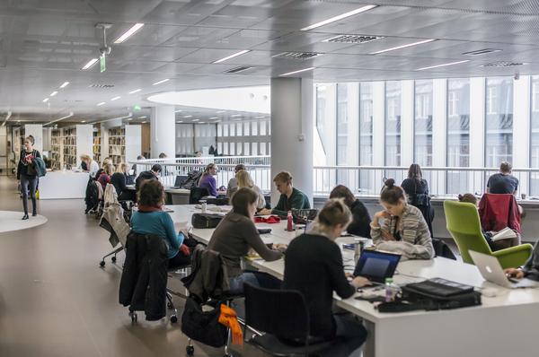 Opiskelijoita työskentelemässä Kaisa-talon kirjastossa