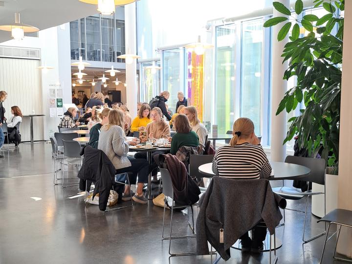 Opiskelijoita Soc & Komin Unicafe-ravintolassa.