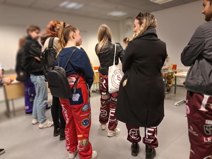 Haalareihin pukeutuneita opiskelijoita Minervassa.