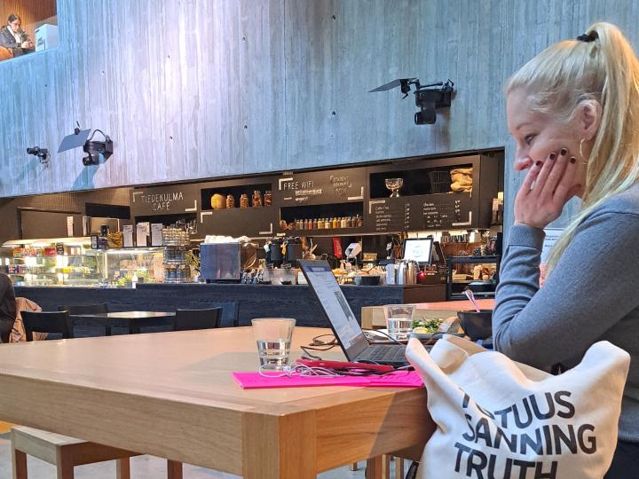 Opiskelija työskentelee kannettavalla tietokoneella.