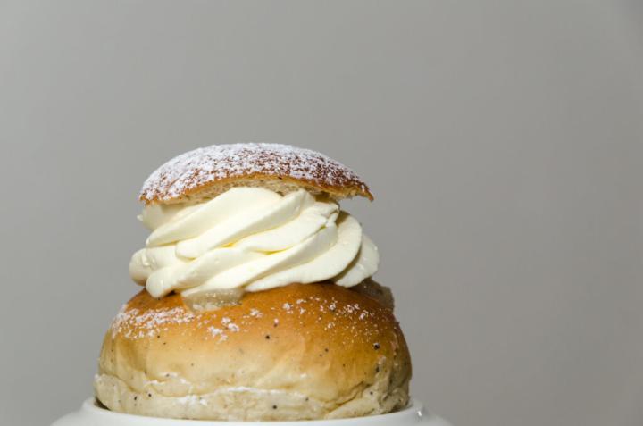 Kermatäytteinen laskiaispulla.